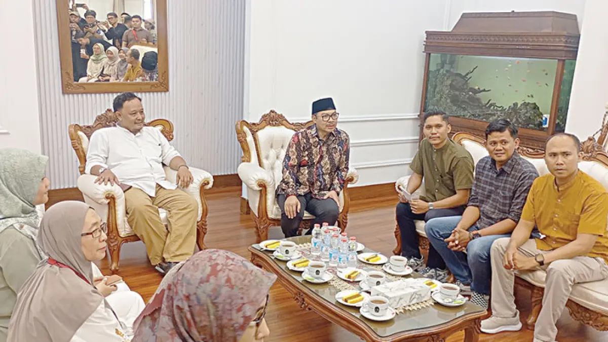WADUL: Suasana saat orang tua korban daycare berdiskusi dengan Wali Kota Jogja Hasto Wardoyo bersama jajarannya di Rumah Dinas Wali Kota Jogja, Minggu (26/4). (IWAN NURWANTO/RADAR JOGJA)