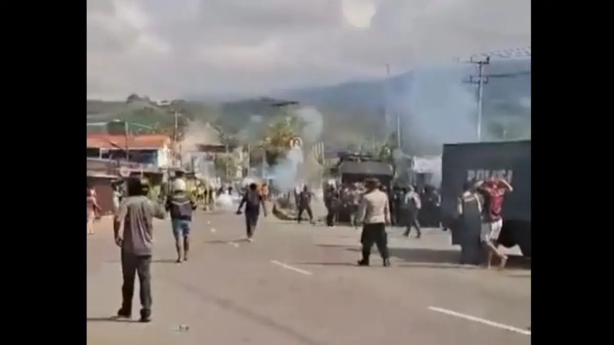  Aksi demonstrasi damai yang digelar koalisi pemuda dan mahasiswa di Waena, Kota Jayapura, Papua, Senin (27 April 2026) berubah tegang setelah aparat keamanan membubarkan massa. 