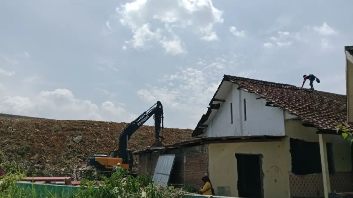 EKSEKUSI: Proses pembongkaran SDN Nglarang yang terdampak proyek Tol Jogja-Solo menggunakan alat berat Senin (27/4). Proses belajar siswa saat ini dialihkan ke perpustakaan dan aula.&nbsp;(Delima&nbsp;Purnamasari/Radar Jogja)