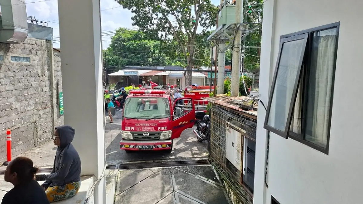 EVAKUASI: Penanganan perempuan loncat dari lantai dua kos di Sleman. Dokumentasi Polresta Sleman