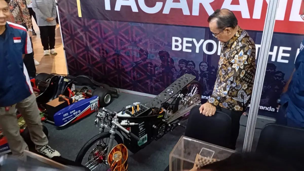 Menteri Koordinator Bidang Pembangunan Manusia dan Kebudayaan (Menko PMK) Pratikno saat meninjau karya mahasiswa vokasi di pameran CITIEA, Senin (27/4/2026). (IWAN NURWANTO/Radar Jogja)