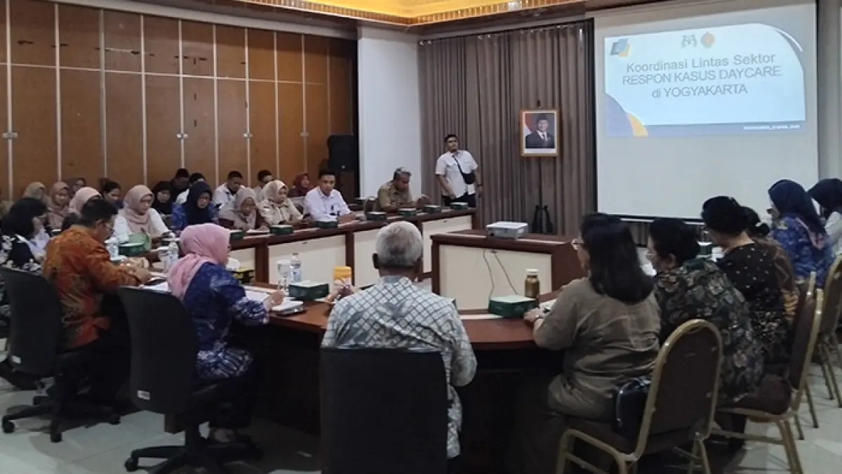 Menteri PPPA Arifah Choiri Fauzi saat menghadiri rakor dengan wali kota Jogja, OPD terkait dan jajaran Pemprov DIJ di Kantor&nbsp; DP3AP2KB) DIJ, Senin (27/4) sore. (Rizky Wahyu Arya Hutama/Radar Jogja)