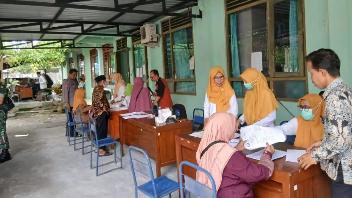 PENCEGAHAN: Calon jemaah haji saat mendapatkan vaksinasi sebagai syarat sebelum keberangkatan.&nbsp;(Yusuf Bastiar/Radar Jogja)