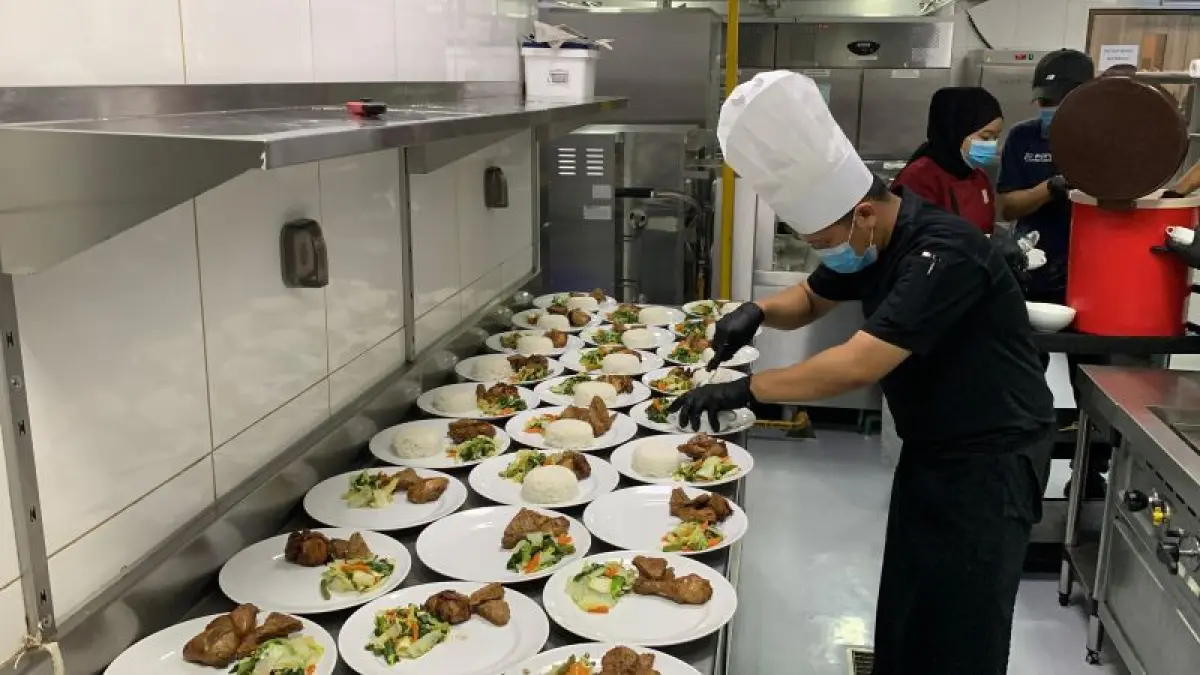 PLATING: Juru masak hotel menyiapkan makan malam untuk ratusan jamaah haji. (ANOM BAGASKORO/RADAR JOGJA)