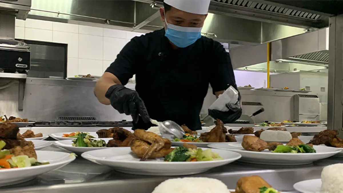 PLATING: Juru masak hotel menyiapkan makan malam untuk ratusan jemaah haji. (Anom Bagaskoro/Radar Jogja)