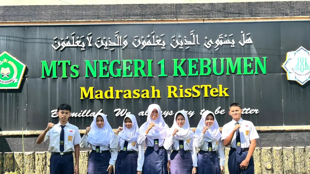 Senyum bahagia tujuh siswa MTsN 1 Kebumen setelah dinyatakan lolos seleksi SMA Taruna Nusantara.(Dokumentasi MTsN 1 Kebumen)