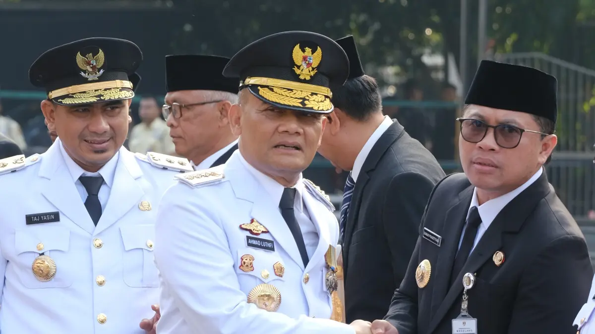 Wali Kota Magelang saat menerima penghargaan dalam penerapan Standar Pelayanan Minimal (SPM) tingkat Provinsi Jawa Tengah, Senin (27/4).
