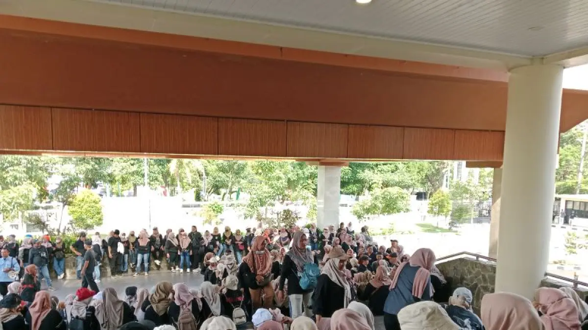 AKSI LANJUTAN: Ratusan buruh PT MTG kembali mendatangi Kantor DPRD Sleman Selasa (28/4).&nbsp;(Delima&nbsp;Purnamasari/Radar Jogja)