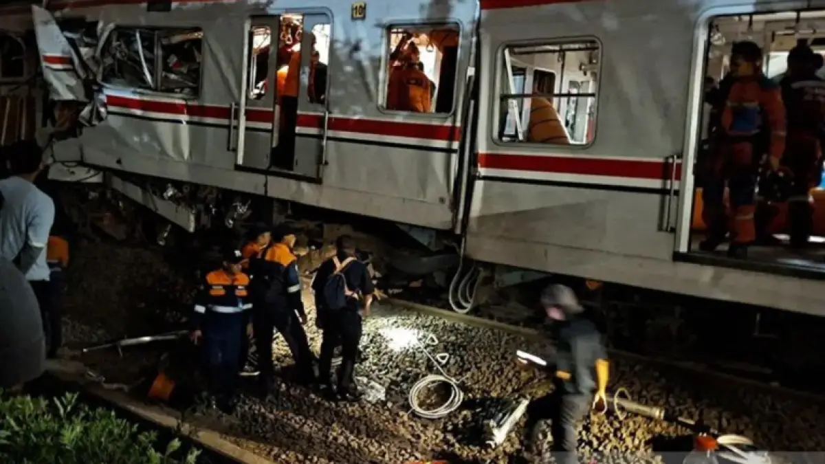 Basarnas berkonsentrasi penuh melakukan pemotongan badan gerbong kereta untuk mengevakuasi sejumlah penumpang KRL yang masih terjepit. (ANTARA/jawapos.com)