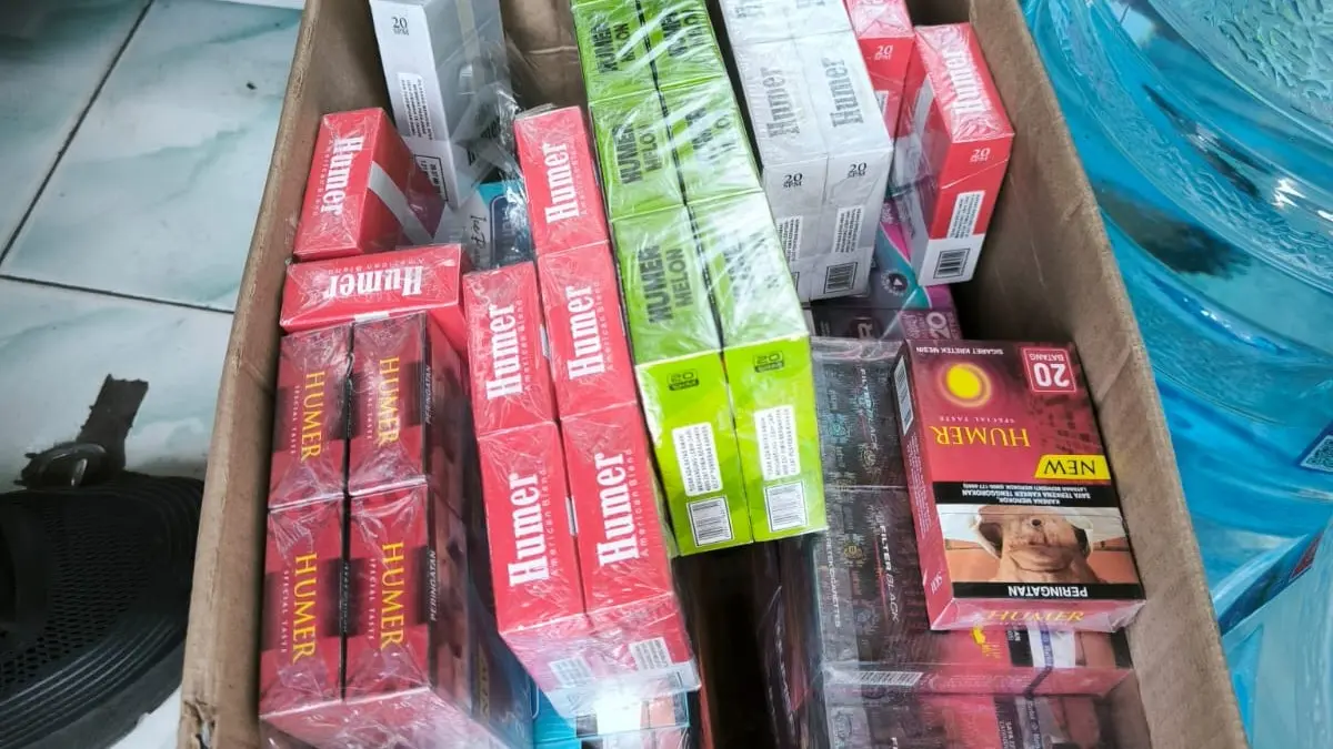 ILEGAL: Petugas sedang menyita rokok tanpa cukai di tiga kapanewon, Bantul. (Dokumentasi Polres Bantul)