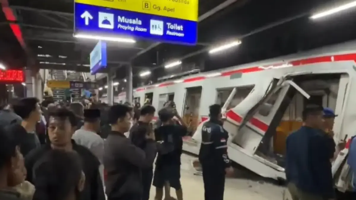KA Argo Bromo Anggrek menabrak rangkaian KRL di Stasiun Bekasi Timur. (YouTube Trainspotter ID/jawapos.com)