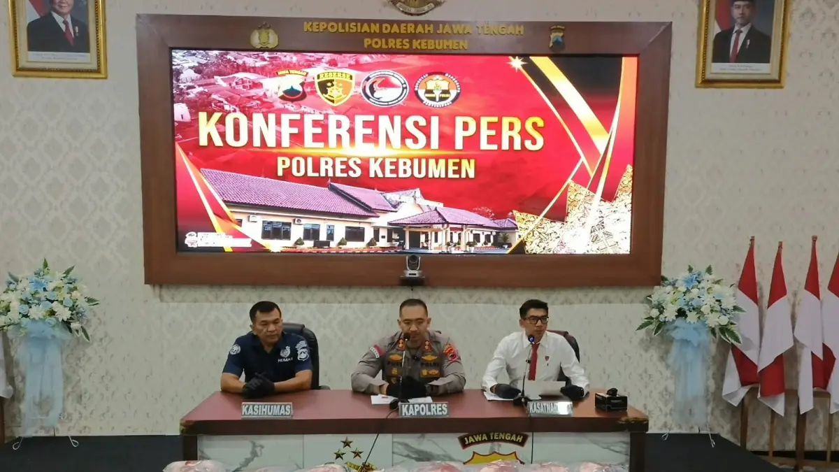 Kapolres Kebumen I Putu Bagus Krisna Purnama didampingi pejabat polres menunjukkan barang bukti berupa pil koplo siap edar. (M Hafied/Radar Jogja)
