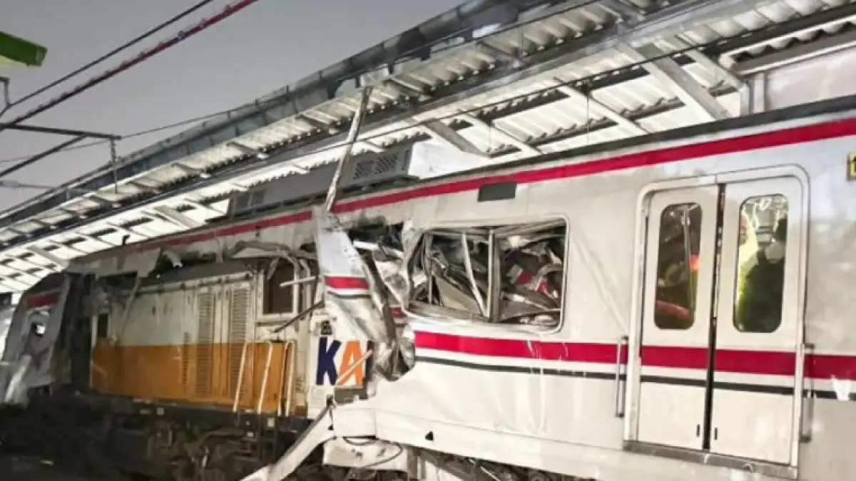 Kecelakaan kereta terjadi di Stasiun Bekasi Timur pada Senin malam (27/4). (Jawapos.com/Istimewa)