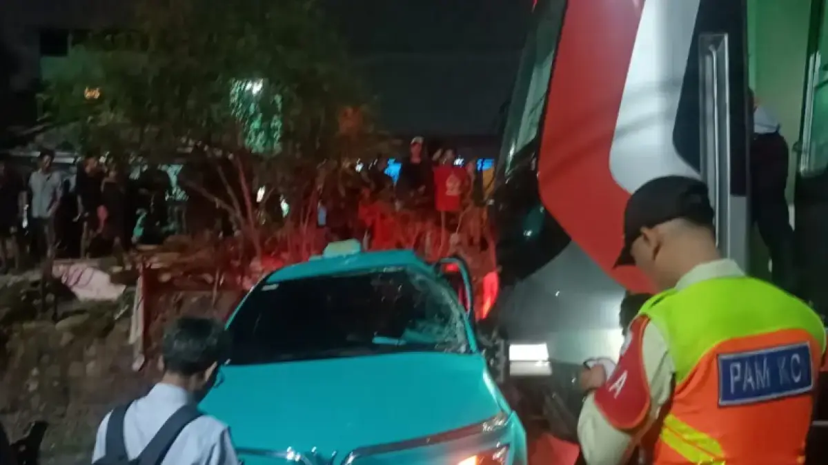 kecelakaan taksi hijau (jawapos.com)
