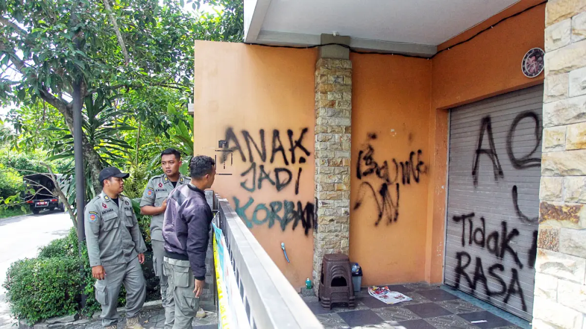 KEMARAHAN MASYARAKAT: Coretan vandalisme bernada protes dan makian tampak memenuhi tembok Daycare Little Aresha di Jalan Pakel Baru Utara, Sorosutan, Umbulharjo, Kota Jogja, kemarin (28/4). (Guntur Aga Tirtana/Radar Jogja)