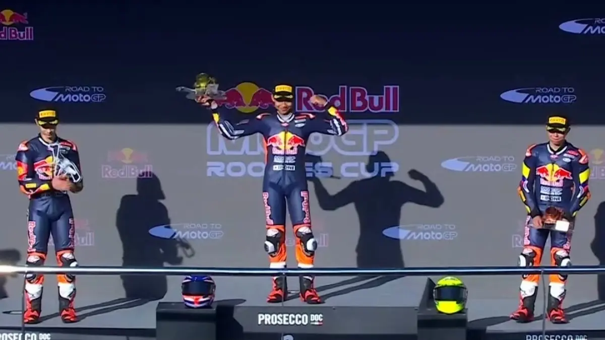 Kiandra Ramadhipa saat naik podium. (Istimewa)