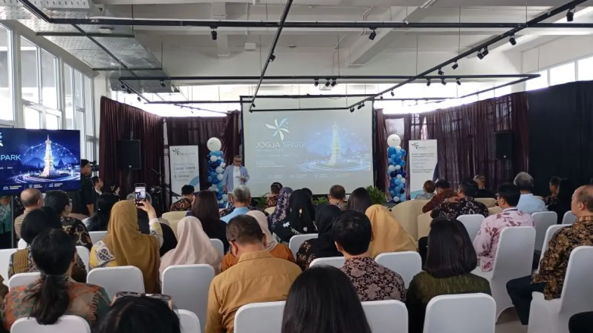 LAUNCHING: Kepala Dinas Koperasi dan UKM Kota Jogja Tri Karyadi Riyanto Raharjo bersama CEO Jogja Spark Imat Badruddin usai peresmian Kantor Jogja Spark di PDIN Jogjakarta Selasa (28/4). (IWAN NURWANTO/RADAR JOGJA)