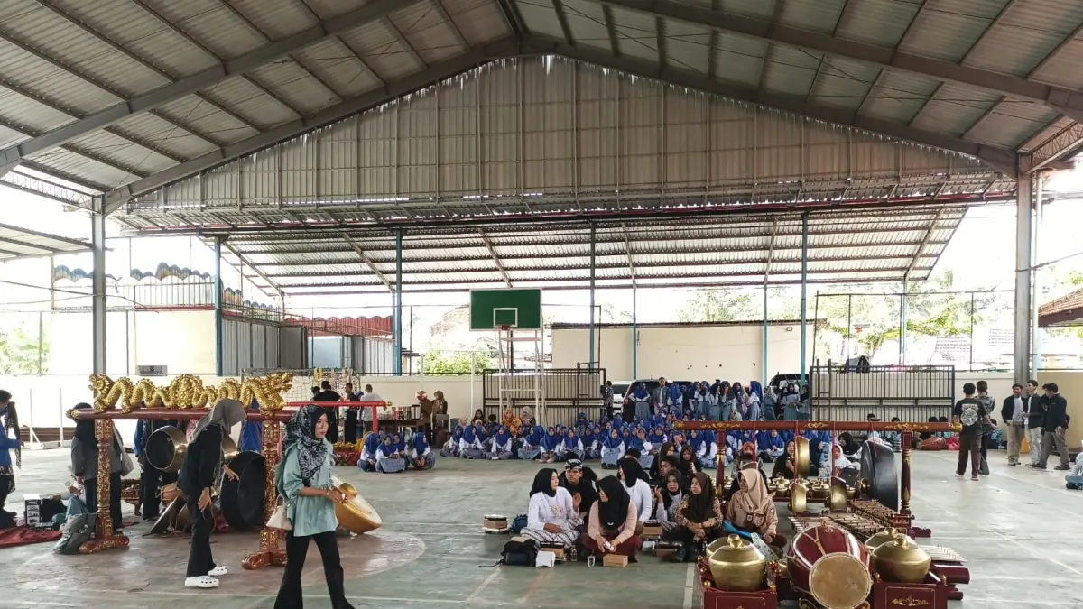 Pelajar dari berbagai sekolah tingkat SMA di Kebumen antusias mengikuti Festival Lomba Seni dan Sastra Siswa Nasional (FLS3N). (M Hafied/Radar Jogja)