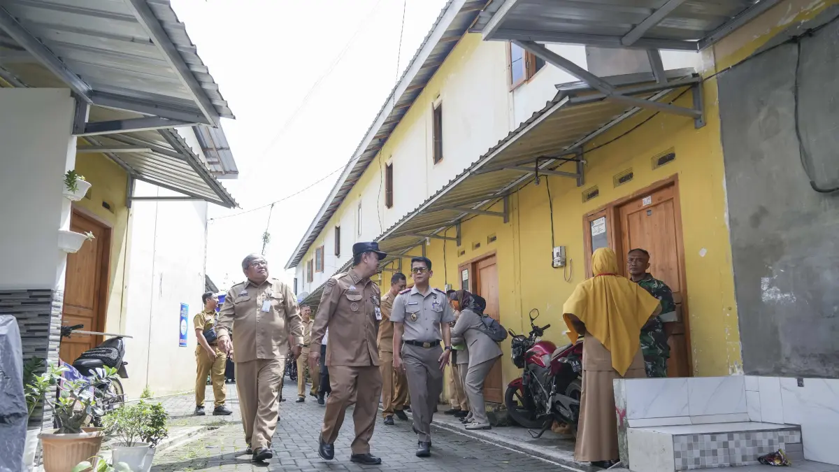 Penyerahan sertifikat tanah kepada warga dilakukan secara simbolis oleh wakil wali Kota Magelang, pada Senin (27/4).