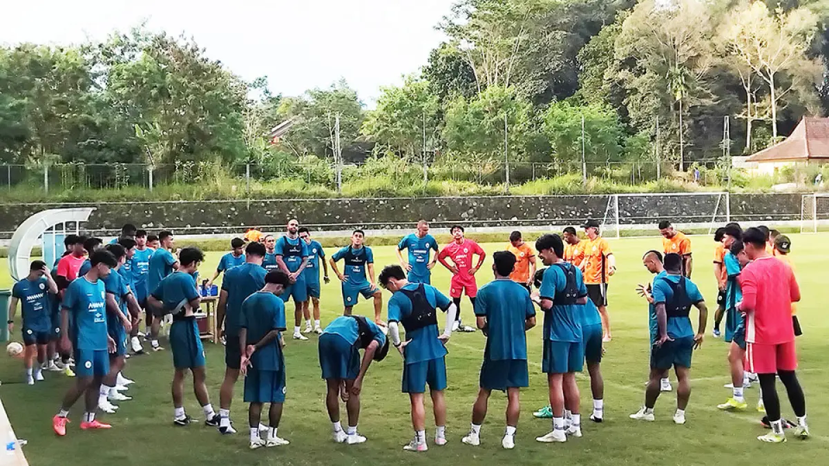 PERTAJAM SERANGAN: Para pemain PSS Sleman saat menjalani latihan rutin di Lapangan Pakembinangun, Pakem, Sleman, Selasa (28/4/2026) sore. (Rizky Wahyu/Radar Jogja&nbsp;)