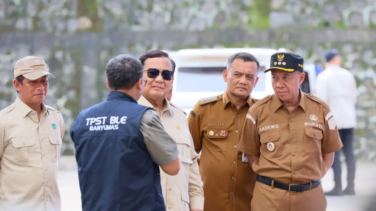 Presiden Prabowo Subianto didampingi Gubernur Jateng Ahmad Luthfi saat meninjau penglolaan sampah di Banyumas.