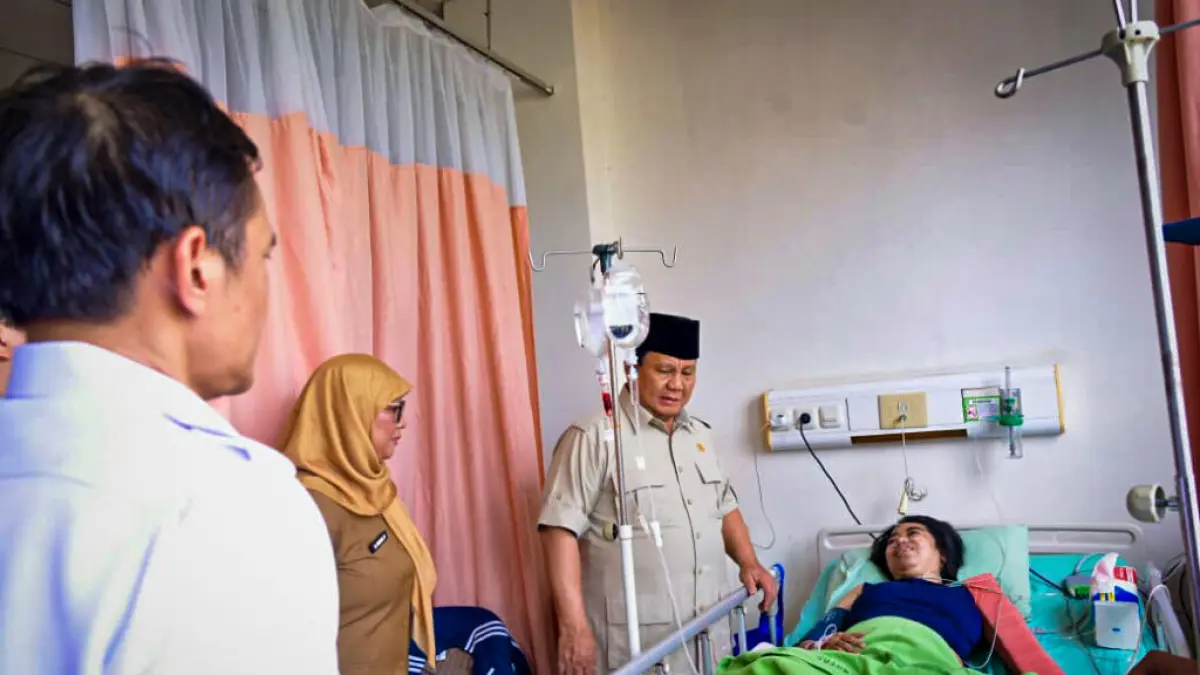 Presiden Prabowo Subianto menjenguk korban kecelakaan tabrakan kereta api yang dirawat di RSUD dr. Chasbullah Abdulmadjid Kota Bekasi, pada Selasa pagi, 28 April 2026. (Foto: BPMI Setpres)