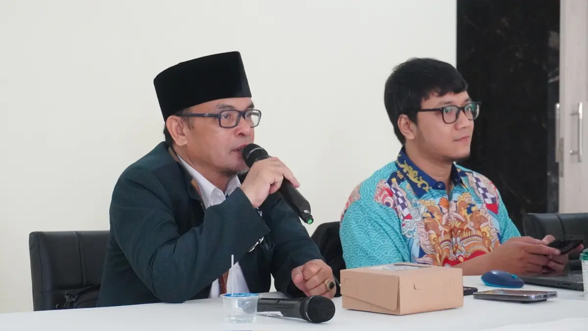 Rektor Untidar Prof Sugiyarto (kiri) dan ketua panitia Dies Natalis Muhammad Daniel Fahmi (kanan).