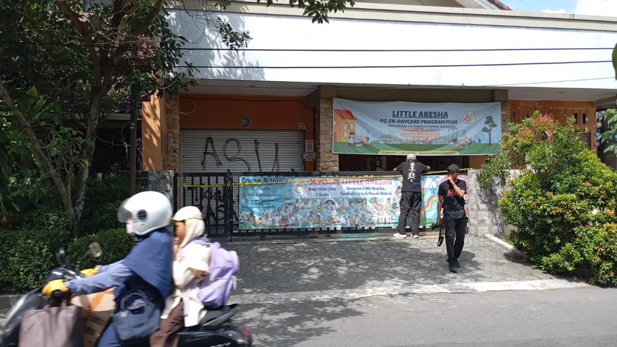 Suasana gedung daycare Little Aresha yang beralamat di Jalan Pakel Baru Utara, Sorosutan, Umbulharjo, Kota Jogja pada Selasa (28/4/2026). Bangunan tersebut muncul penuh coretan kecaman. (iwan nurwanto/Radar Jogja)