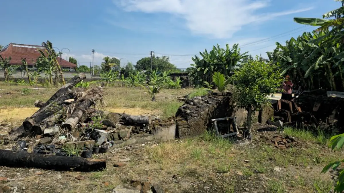 SURVEI LOKASI: Petugas Disbud Bantul saat melihat pondasi bekas Pabrik Gula Gesikan yang diduga cagar budaya. (Dokumentasi Disbud Bantul)