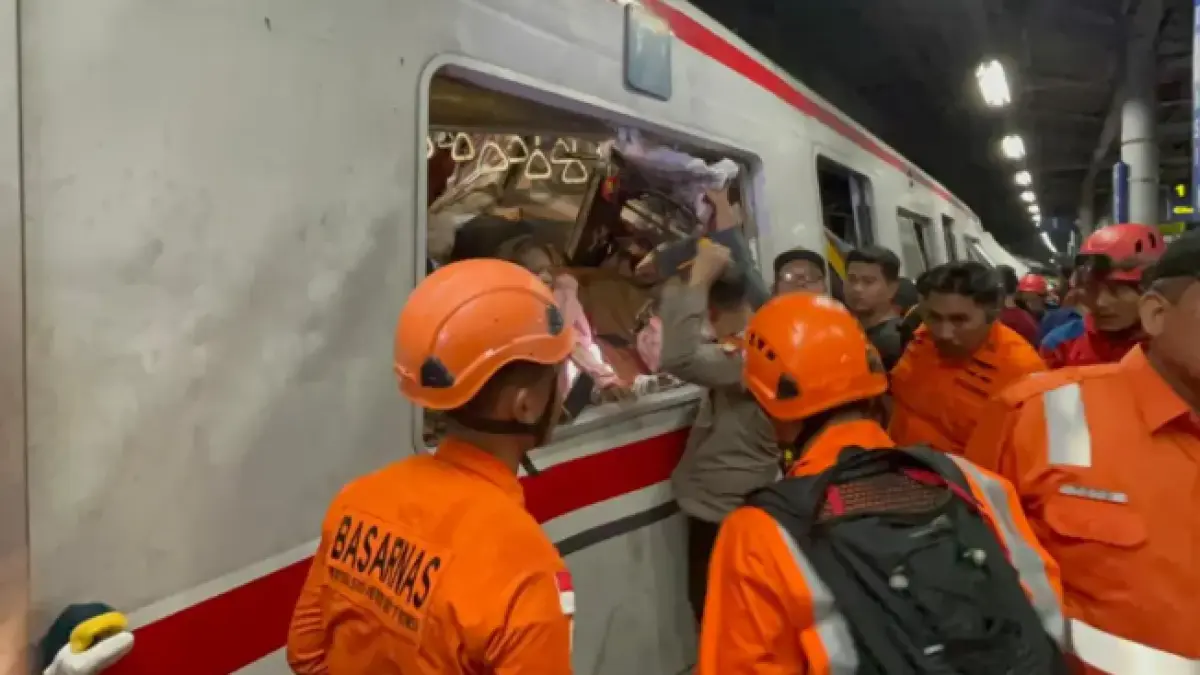 Tim Basarnas melakukan evakuasi korban kecelakaan KA Argo Bromo Anggrek dan KRL di Stasiun Bekasi TImur. (Basarnas)