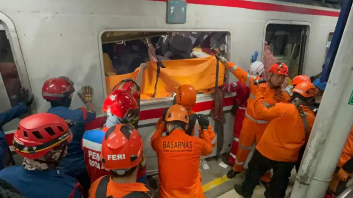 Tim Basarnas melakukan evakuasi korban kecelakaan KA Argo Bromo Anggrek dan KRL di Stasiun Bekasi TImur. (Basarnas/jawapos.com)