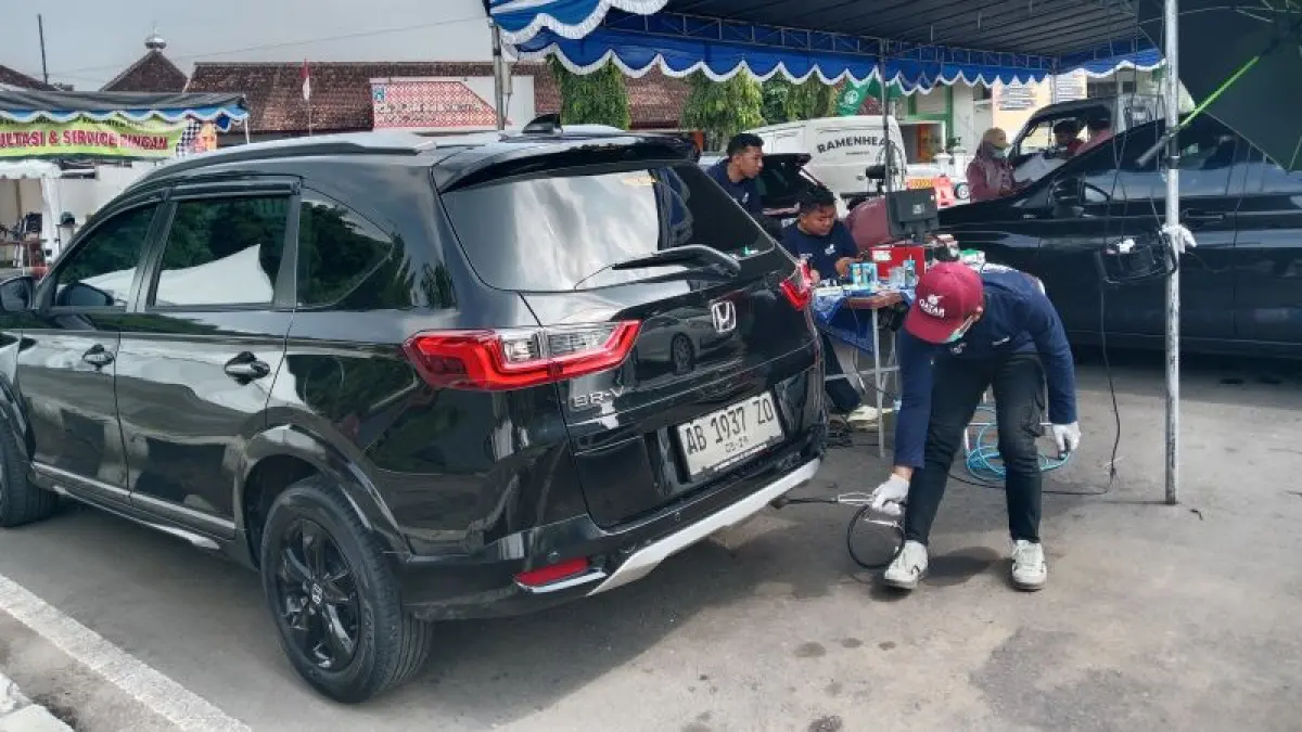 AGENDA RUTIN: Uji emisi kendaraan yang digelar oleh DLH Sleman di parkir utara Lapangan Denggung Rabu (29/4).&nbsp;(Delima&nbsp;Purnamasari/Radar Jogja)