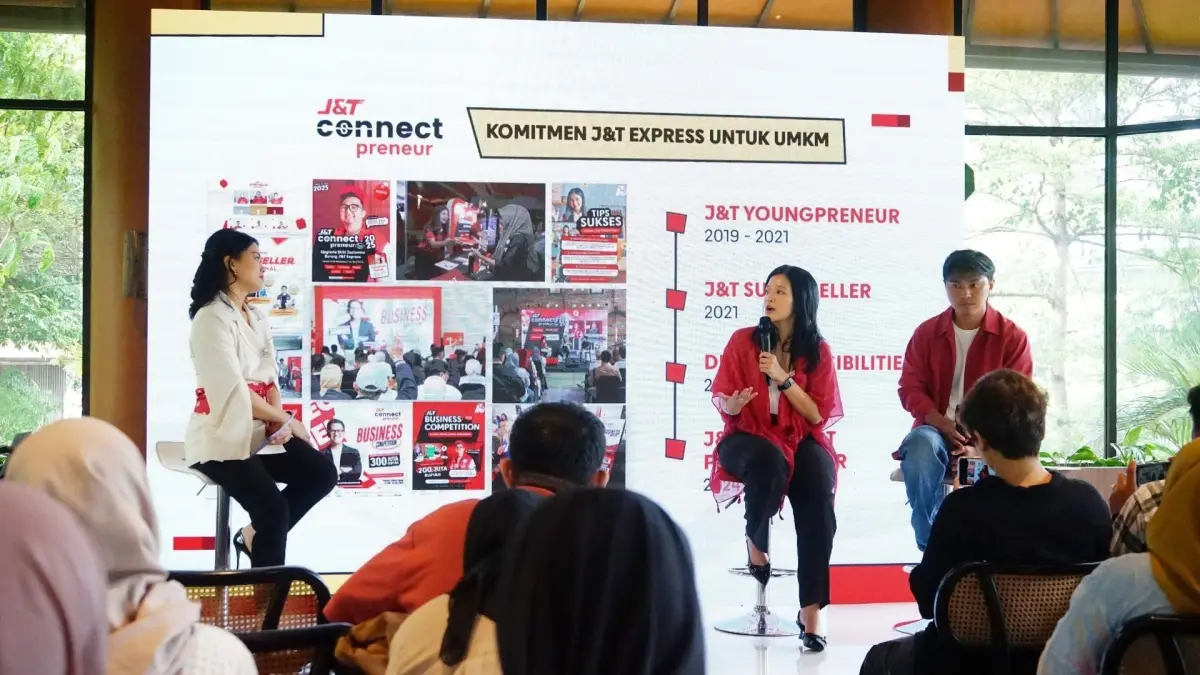 (Ka-Ki) Rizky Arief, CEO HMNS Perfume dengan Herline Septia, Brand Manager J&T Express saat berbincang mengenai program J&T Connect Preneur Goes to Campus. Dalam acara tersebut, J&T Express berkomtimen untuk berperan lebih dari sekadar layanan pengiriman, namun juga sebagai enabler bisnis yang mendukung pertumbuhan wirausahawan muda di Indonesia.