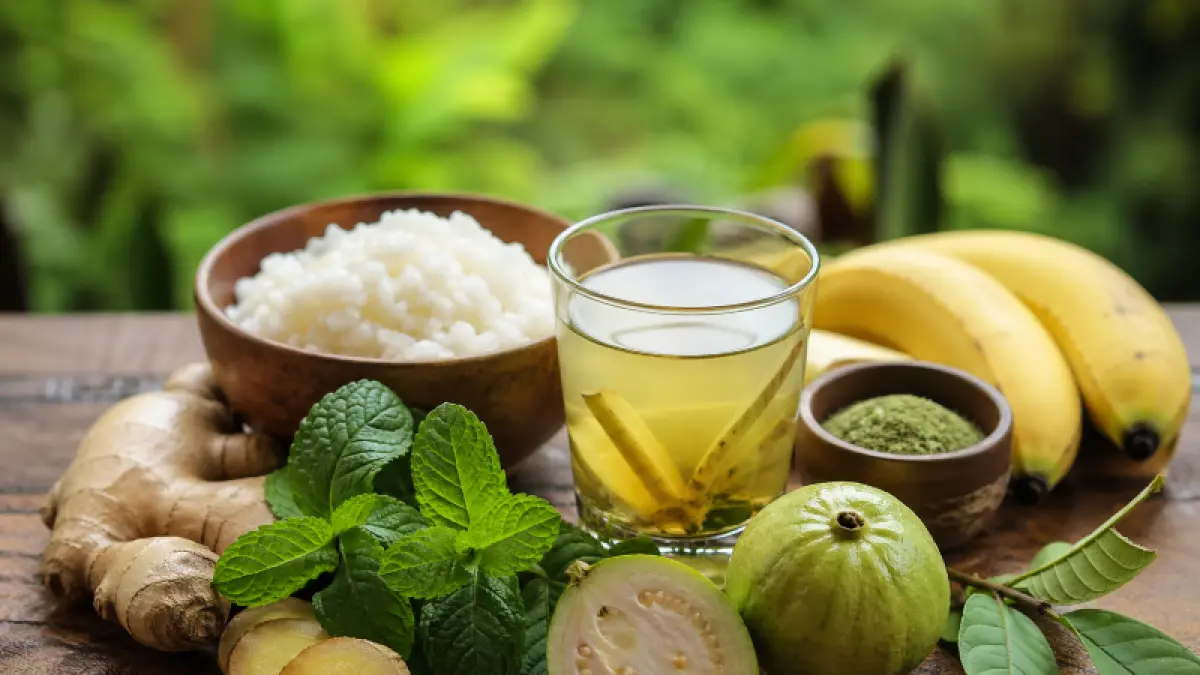 Bahan-bahan herbal seperti jahe, daun mint, jambu biji, pisang, serta air rebusan alami yang digunakan sebagai pengobatan tradisional diare. (Dok Radar Jogja)