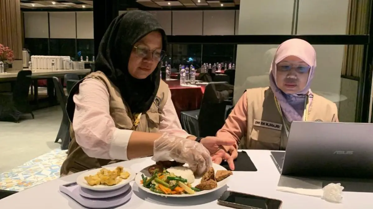 CICIPI: Petugas BKK melakukan tes organoleptik di Embarkasi YIA. (ANOM BAGASKORO/RADAR JOGJA)