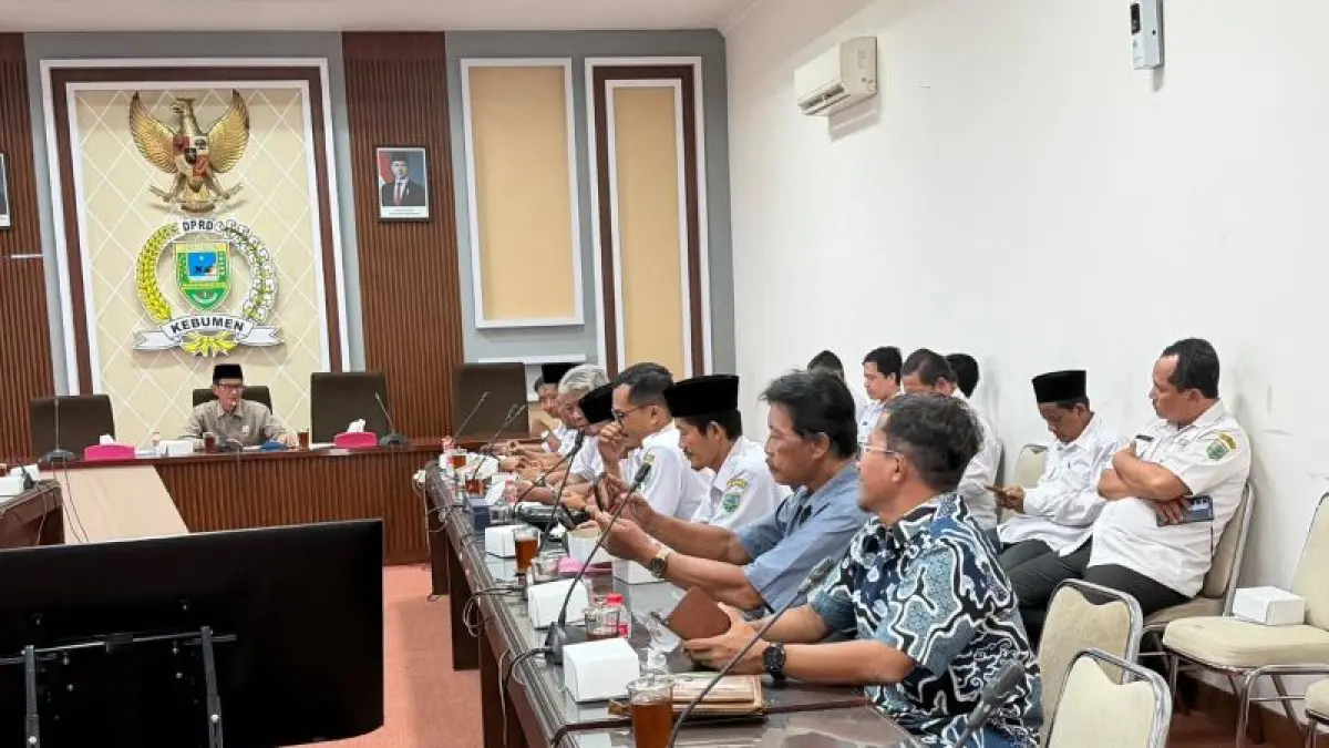 DISKUSI: Ketua DPRD Kebumen Saman menerima audiensi dari perwakilan kepala desa, perangkat desa dan badan permusyawaratan desa Rabu (29/4).&nbsp;(M Hafied/Radar Jogja)
