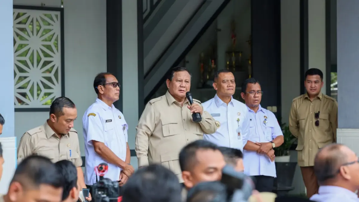 Gubernur Jawa Tengah Ahmad Luthfi mendampingi Presiden Prabowo Subianto dalam kunjungan kerjanya ke SMA Negeri 1 Cilacap, Rabu (29/4/2026) 