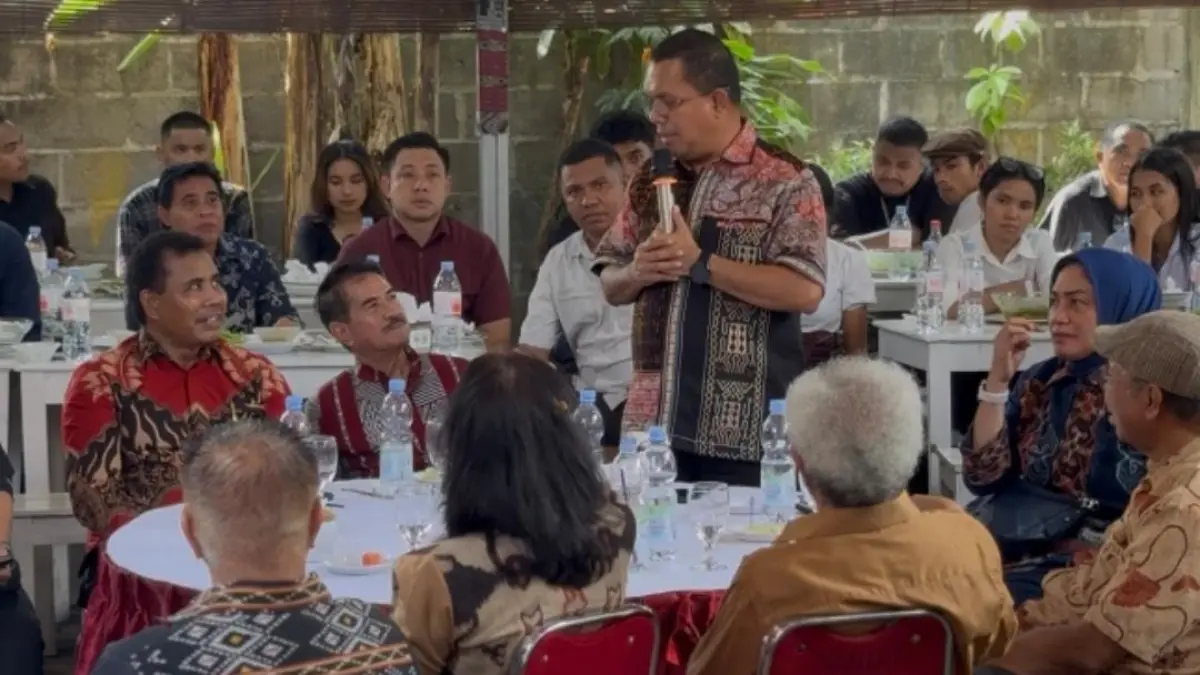 Gubernur Nusa Tenggara Timur (NTT) Emanuel Melkiades Laka Lena berdialog dengan komunitas diaspora NTT di Yogyakarta pada Senin (26 April 2026). (iwa ikhwanudin/Radar Jogja) 