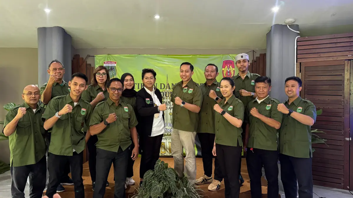 Ketua Umum (Ketum) Pengurus Pusat (PP) Pordasi Equestrian Dewi Larasati saat melantik kepengurusan Pengda Pordasi Equestrian DIJ yang dipimpin oleh Ketumnya Meiky Fredianto.