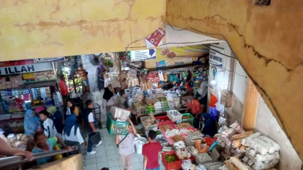 LALU LALANG: Kondisi Pasar Argosari Wonosari Rabu (29/4/2026) siang. Harga cabai rawit hijau naik, sementara harga telur dan ayam justru turun. Yusuf Bastiar/Radar Jogja

&nbsp;