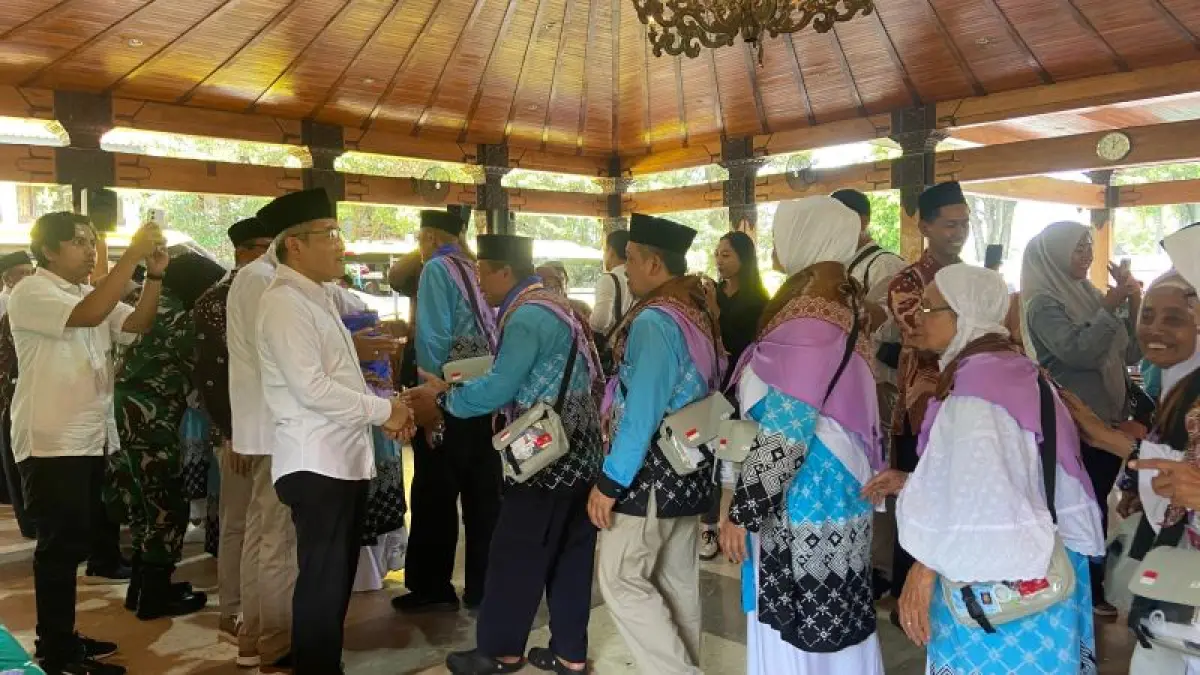 Para calon jemaah haji asal Bantul berpamitan dengan bupati Bantul dan jajarannya di Pendopo Parasamya Rabu (29/4). (Cintia&nbsp;Yuliani/Radar Jogja)