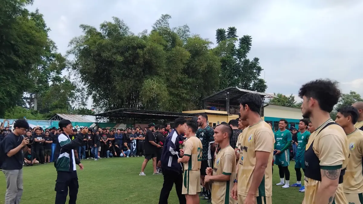 Para suporter PSS Sleman saat mendatangi latihan di Lapangan Pakembinangun, Sleman, Rabu (29/4).