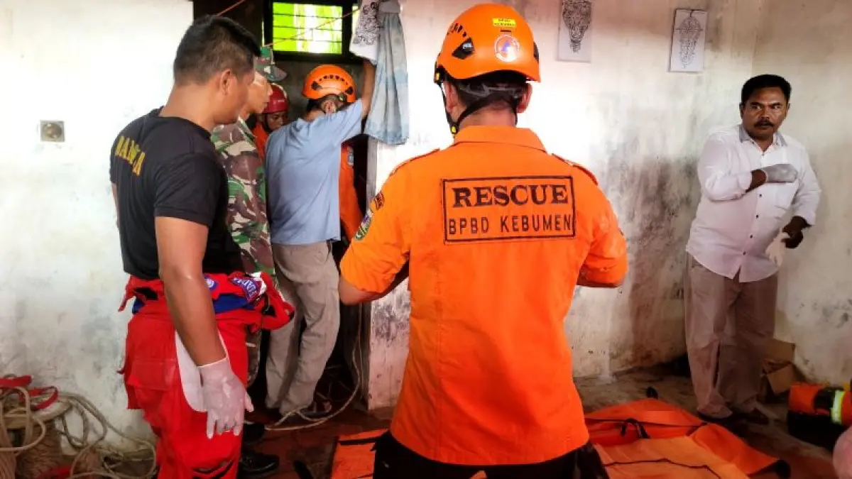 PENANGANAN: Proses evakuasi dua korban asal Desa Tersobo, Kecamatan Prembun yang terjebak di dalam sumur. (Dokumentasi BPBD Kebumen)