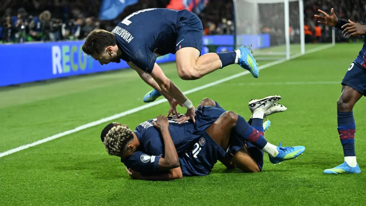 Selebrasi para pemain PSG dalam kemenangan 5-4 atas Bayern Munich di Parc des Princes dalam laga leg pertama semifinal Liga Champions.