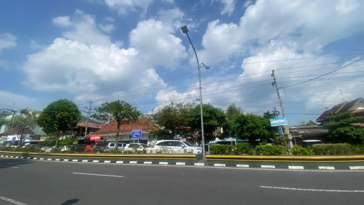 TERDAMPAK: Kenaikan BBM berpengaruh terhadap operasional perbaikan lampu jalan yang akan digilir. (Cintia&nbsp;Yuliani/Radar Jogja)