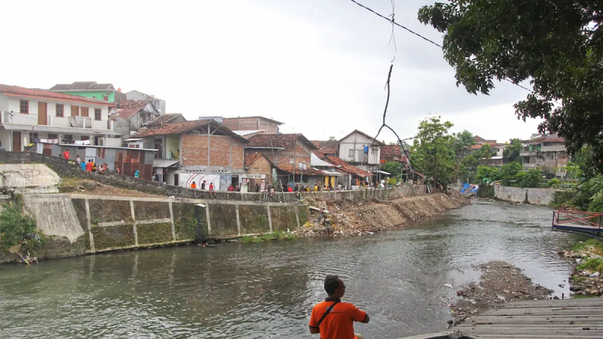 Warga beraktivitas di pinggir Sungai Winongo, kawasan Kemantren Wirobrajan, Kota Jogja, Rabu (29/4/2026). Guntur Aga Tirtana/Radar Jogja