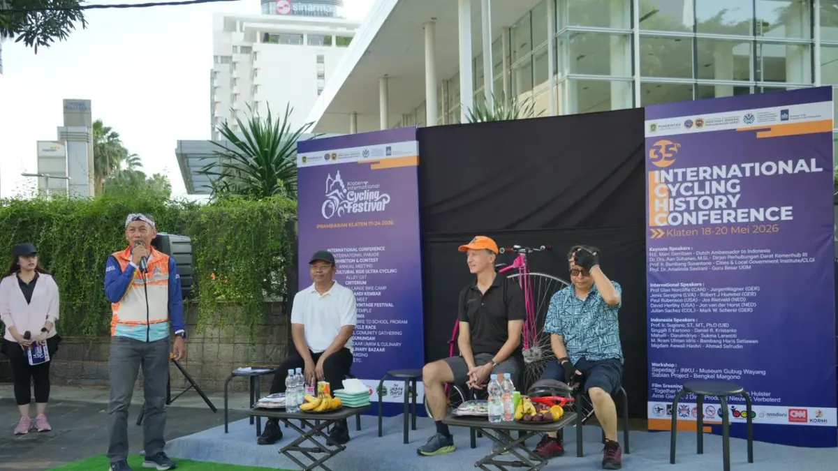 MULAI DIKAMPANYEKAN: Suasana Soft Launching Klaten International Cycling Festival (KLIC Fest) 2026 yang digelar saat Car Free Day (CFD) Bundaran HI, Jakarta, Minggu (26/4/2026). Hadir di antaranya Duta Besar Kerajaan Belanda untuk Indonesia, Marc Gerritsen, dan Plt Kepala Dinas Kebudayaan, Kepemudaan, Olahraga, dan Pariwisata (Disbudporapar) Kabupaten Klaten, Purwanto. (KOMINFO KLATEN)