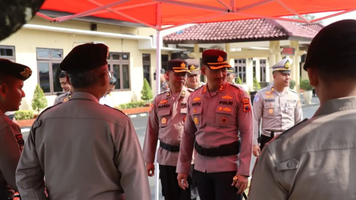 ANTISIPASI : Kapolres Kebumen AKBP I Putu Bagus Krisna Purnama memimpin pengecekan peralatan dan kesiapan personel jelang peringatan Hari Buruh atau May Day. (Dokumentasi Polres Kebumen)