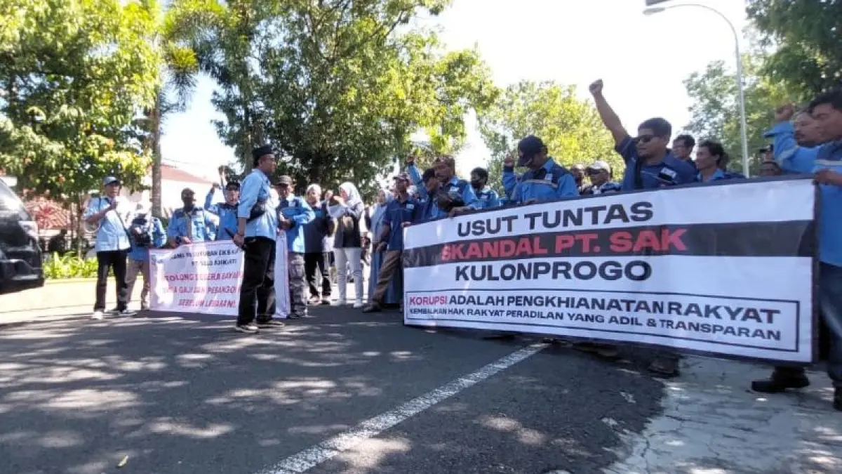 DEMO: Eks Karyawan PT.SAK melakukan orasi di Kantor Kejaksaan Negeri Kulon Progo beberapa waktu lalu. (ANOM BAGASKORO/RADAR JOGJA)