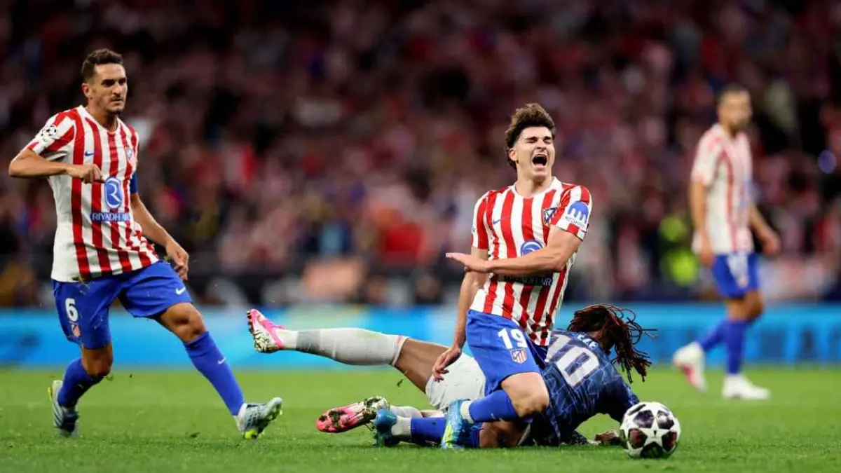 Julian Alvarez alami cedera dalam hasil imbang Atletico Madrid melawan Arsenal di leg pertama semifinal Liga Champions di Metropolitano. (getty images)